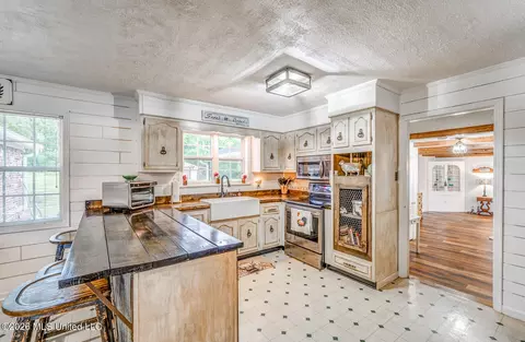 Kitchen - 10 Co Rd 618, Corinth, MS 38834 photo 4 of 7