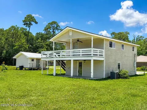 924 Washington St, Waveland, MS 39576