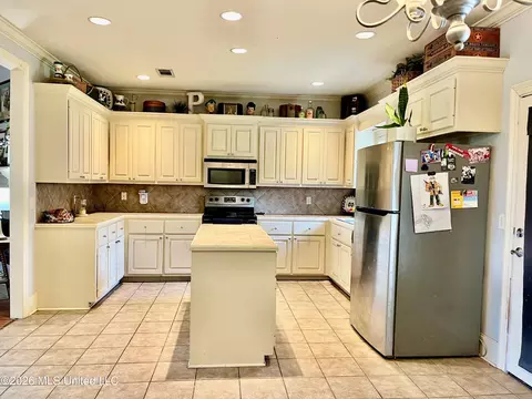 Kitchen - 211 Tucker Dr, Brandon, MS 39042 photo 1 of 3