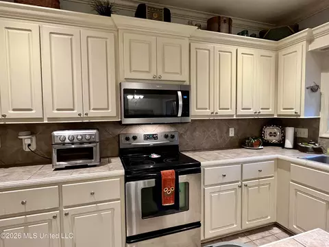 Kitchen - 211 Tucker Dr, Brandon, MS 39042 photo 2 of 3