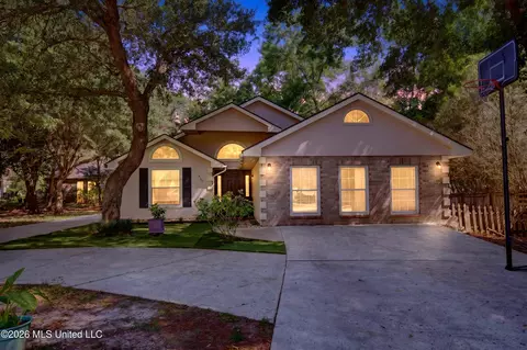952 Kalikimaka Pl, Diamondhead, MS 39525