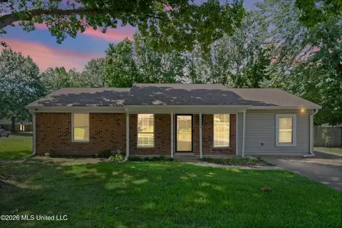 5109 Gray Dr, Horn Lake, MS 38637