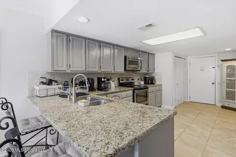 Kitchen - 105 Longbranch Dr, Brandon, MS 39042 photo 1 of 4