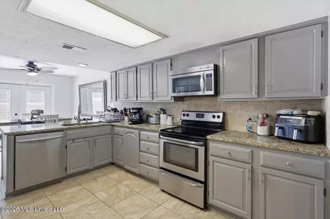 Kitchen - 105 Longbranch Dr, Brandon, MS 39042 photo 3 of 4