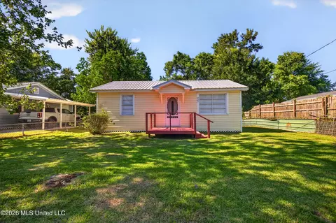 427 Wainwright St, Waveland, MS 39576