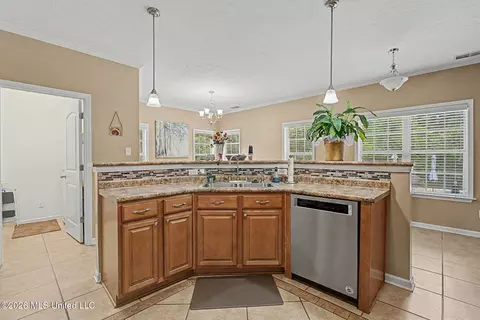Kitchen - 8980 Kerri Ruth Rd, Hernando, MS 38632 photo 2 of 2