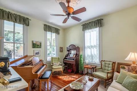 Living - 612 State St, Natchez, MS 39120 photo 1 of 5