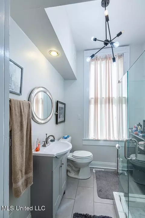 Bath - 612 State St, Natchez, MS 39120 photo 1 of 3
