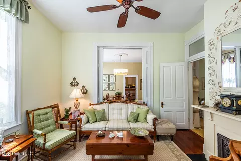 Living - 612 State St, Natchez, MS 39120 photo 2 of 5