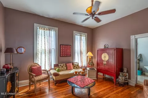 Living - 612 State St, Natchez, MS 39120 photo 4 of 5
