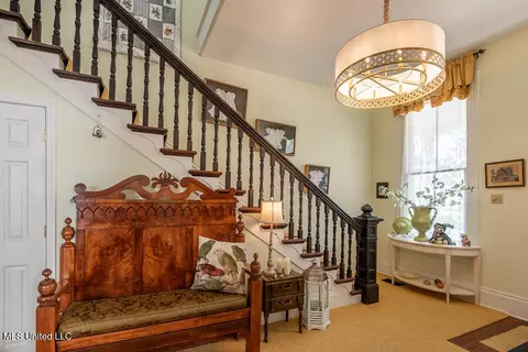 Entry Way - 612 State St, Natchez, MS 39120 photo 1 of 8