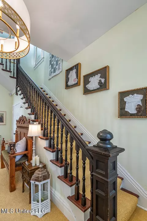 Entry Way - 612 State St, Natchez, MS 39120 photo 4 of 8