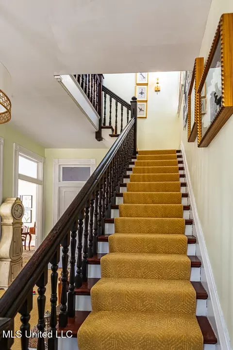 Entry Way - 612 State St, Natchez, MS 39120 photo 5 of 8