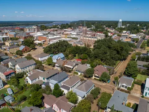 View/Area - 612 State St, Natchez, MS 39120 photo 1 of 2