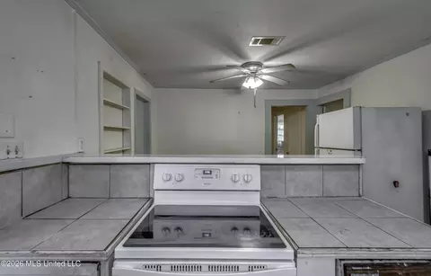 Kitchen - 6118 Terry Rd, Byram, MS 39272 photo 6 of 6