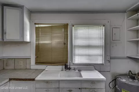 Kitchen - 6118 Terry Rd, Byram, MS 39272 photo 5 of 6