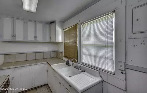 Kitchen - 6118 Terry Rd, Byram, MS 39272 photo 3 of 6