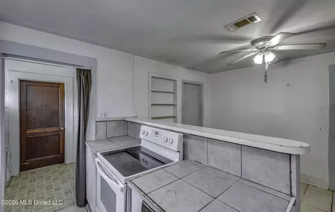 Kitchen - 6118 Terry Rd, Byram, MS 39272 photo 4 of 6