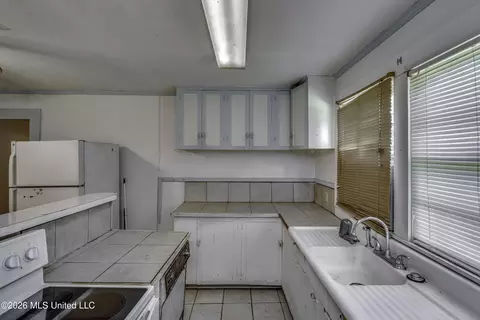 Kitchen - 6118 Terry Rd, Byram, MS 39272 photo 1 of 6