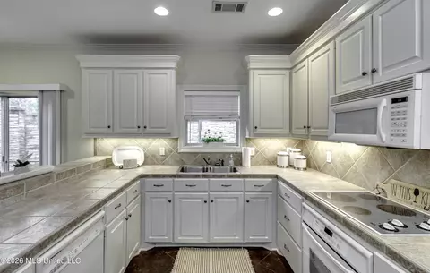 Kitchen - 12 Ashton Gardens Dr, Jackson, MS 39211 photo 7 of 9