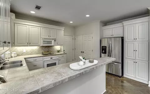 Kitchen - 12 Ashton Gardens Dr, Jackson, MS 39211 photo 5 of 9