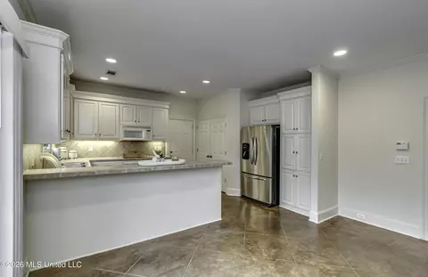 Kitchen - 12 Ashton Gardens Dr, Jackson, MS 39211 photo 2 of 9