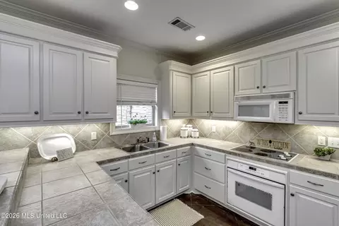 Kitchen - 12 Ashton Gardens Dr, Jackson, MS 39211 photo 6 of 9