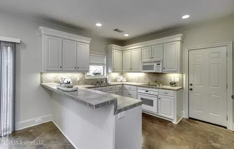 Kitchen - 12 Ashton Gardens Dr, Jackson, MS 39211 photo 3 of 9