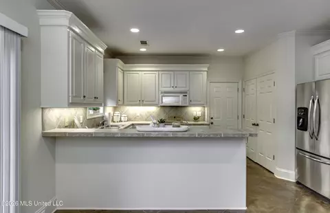 Kitchen - 12 Ashton Gardens Dr, Jackson, MS 39211 photo 4 of 9