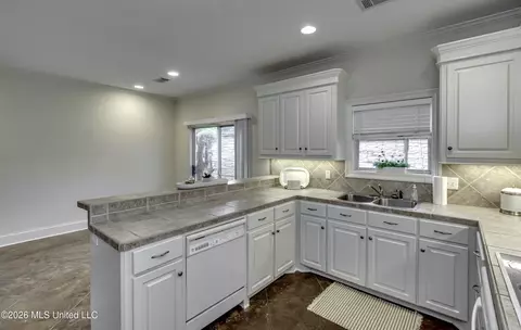 Kitchen - 12 Ashton Gardens Dr, Jackson, MS 39211 photo 8 of 9