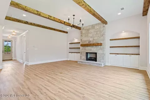Living - 348 Oakworth Dr, Hernando, MS 38632 photo 2 of 3