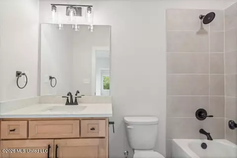 Bath - 348 Oakworth Dr, Hernando, MS 38632 photo 5 of 6