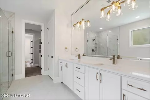 Bath - 348 Oakworth Dr, Hernando, MS 38632 photo 1 of 6