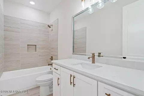 Bath - 348 Oakworth Dr, Hernando, MS 38632 photo 3 of 6