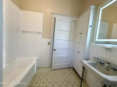 Bath - 506 Cassedy St, Brookhaven, MS 39601 photo 3 of 5