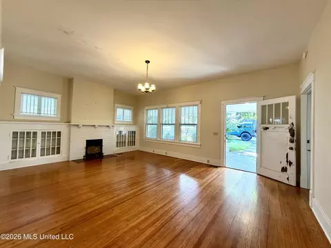 Living - 506 Cassedy St, Brookhaven, MS 39601 photo 2 of 6