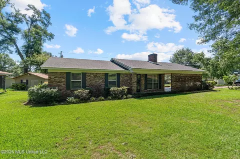 2072 Oakhurst Dr, Grenada, MS 38901