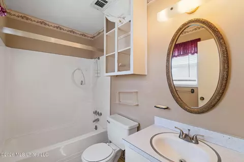 Bath - 2072 Oakhurst Dr, Grenada, MS 38901 photo 1 of 4