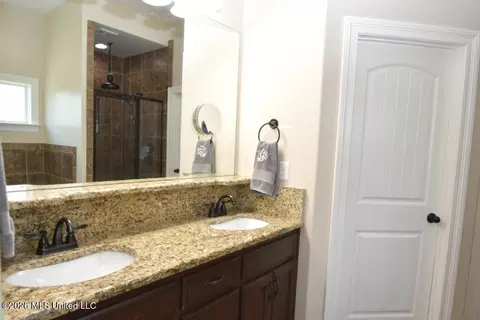 Bath - 4713 Bakersfield Dr, Nesbit, MS 38651 photo 1 of 2