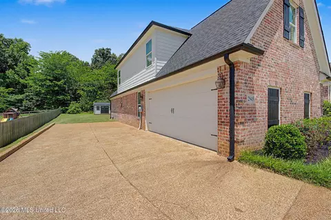 Exterior - 2945 Fossil Hill Dr, Hernando, MS 38632 photo 2 of 11