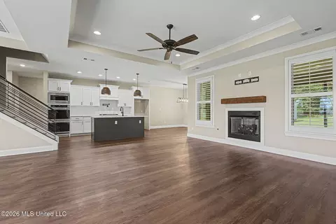 Living - 2945 Fossil Hill Dr, Hernando, MS 38632 photo 2 of 4