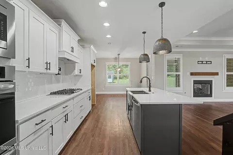 Kitchen - 2945 Fossil Hill Dr, Hernando, MS 38632 photo 2 of 3