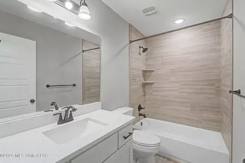 Bath - 2945 Fossil Hill Dr, Hernando, MS 38632 photo 3 of 3