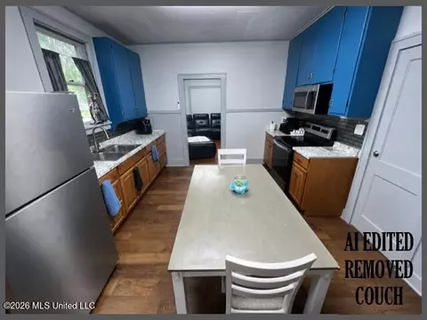 Kitchen - 371 S College St, Grenada, MS 38901 photo 3 of 7