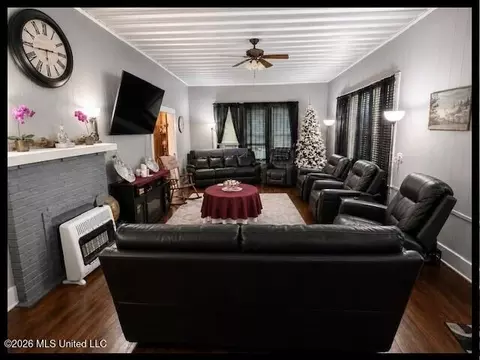 Living - 393 George Payne Cossar Blvd, Charleston, MS 38921 photo 3 of 4