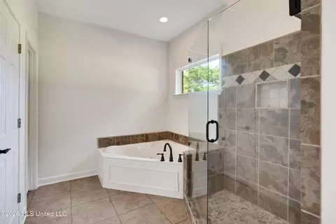 Bath - 7105 N Apache Dr, Olive Branch, MS 38654 photo 2 of 5