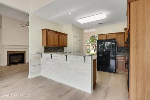 Kitchen - 7105 N Apache Dr, Olive Branch, MS 38654 photo 2 of 4