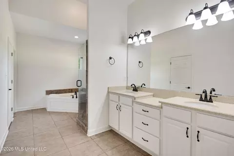 Bath - 7105 N Apache Dr, Olive Branch, MS 38654 photo 1 of 5