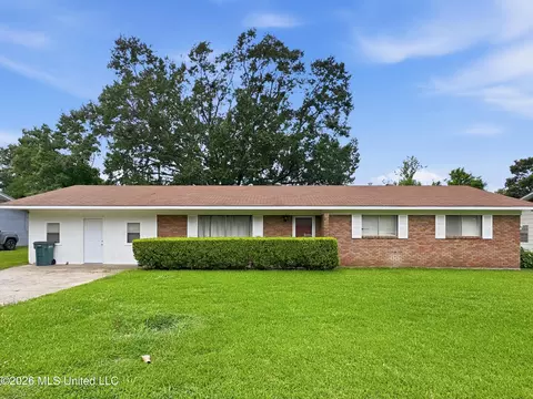 1935 Country Club Dr, Yazoo City, MS 39194