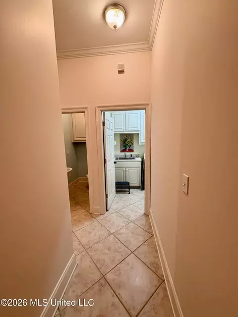 Entry Way - 3920 Roxbury Rd, Jackson, MS 39211 photo 4 of 6